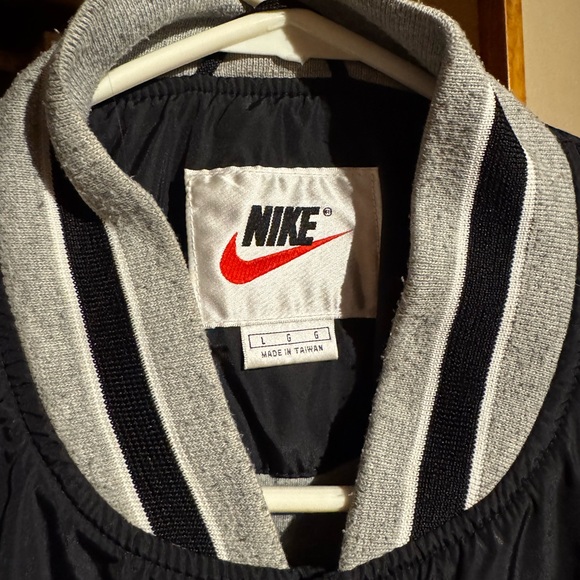 VINTAGE Nike Black and Gray Jacket - Picture 3 of 8